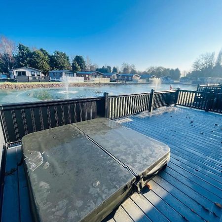 Loki'S Retreat Lodge With Hot Tub York Exterior photo
