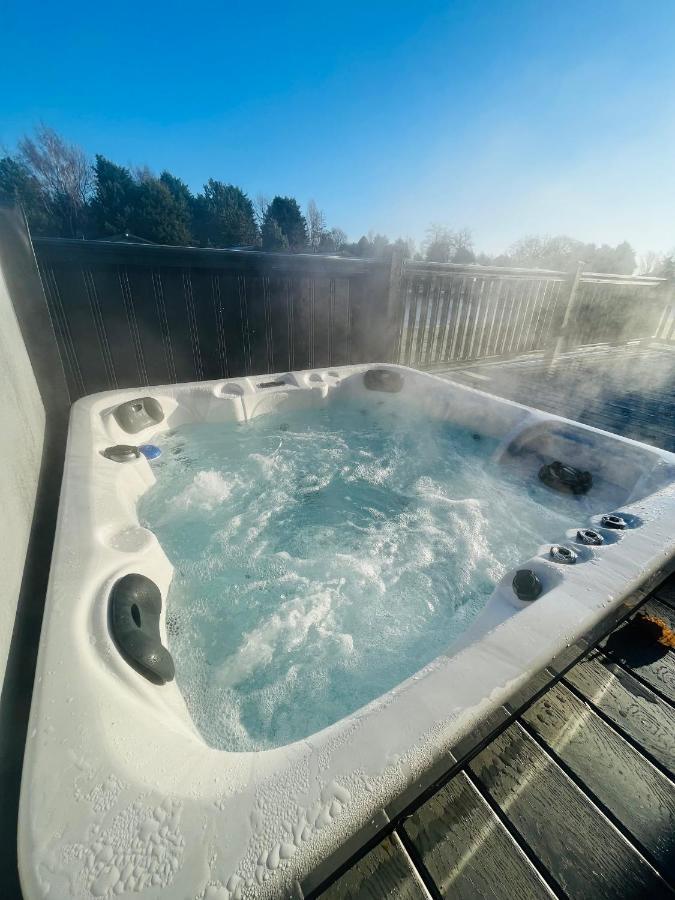 Loki'S Retreat Lodge With Hot Tub York Exterior photo