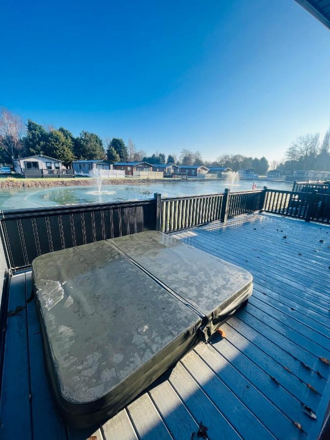 Loki'S Retreat Lodge With Hot Tub York Exterior photo