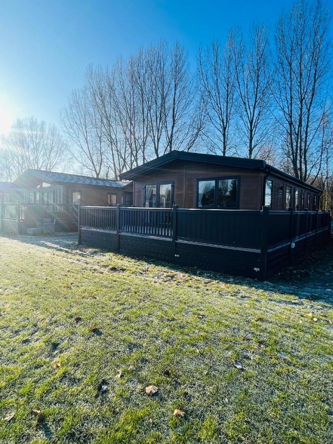 Loki'S Retreat Lodge With Hot Tub York Exterior photo